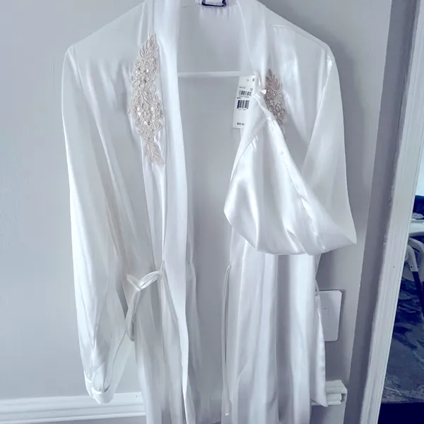 Linea Donatella Robe NWT White Sonya Embellished Satin Bridal Wrap Robe S - Image 4