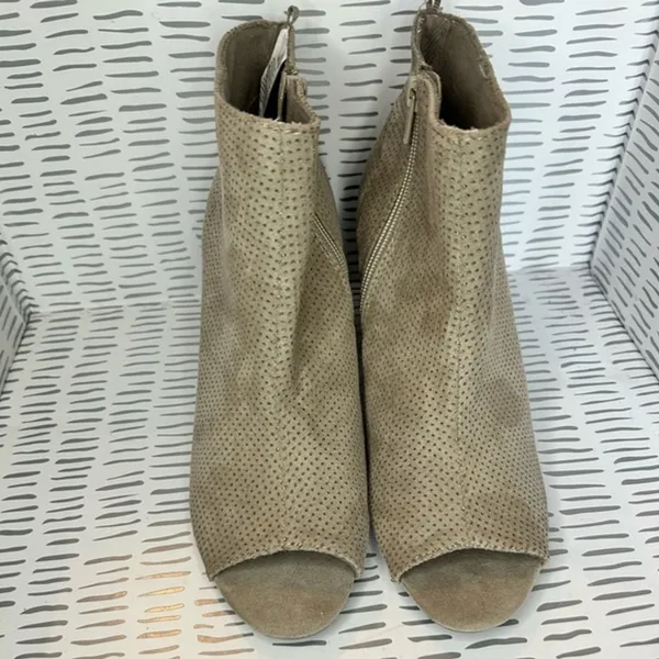 Old Navy Womens 9 Taupe Perforated Peep Toe Ankle Bootie Stacked Block Heel‎ - Image 3