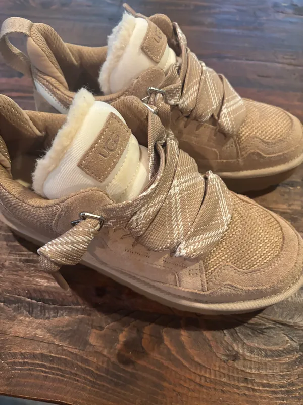 UGG size 9 like new condition - Image 2
