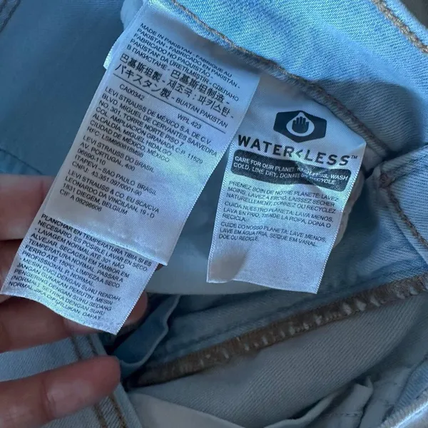 Levi’s high waisted taper jeans 26 light wash - Image 4