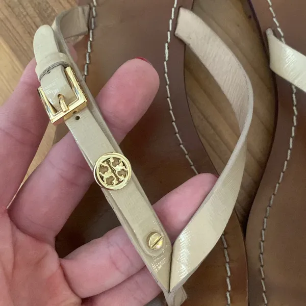 Tory Burch Leather Flip Flops Size 9 Gold Buckle Logo Hardware Tan Straps - Image 4