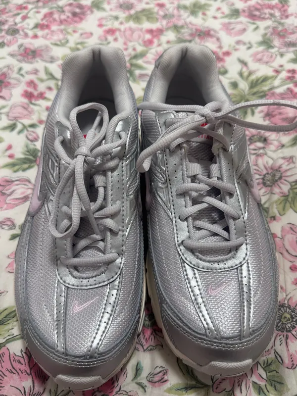Nike initiator pink and silver tennis shoes - Image 4