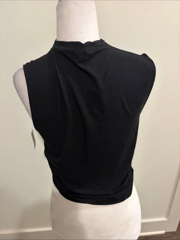 New with Tags Old Navy Fitted Mock Neck Cropped Top Sz M - Image 4