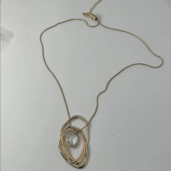 Elegant Gold Pendant Necklace - Image 13