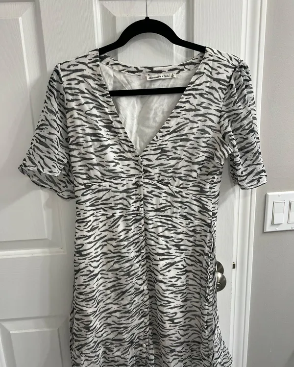 Abercrombie Gray Zebra Strip Button Front Ladies Dress - Image 2
