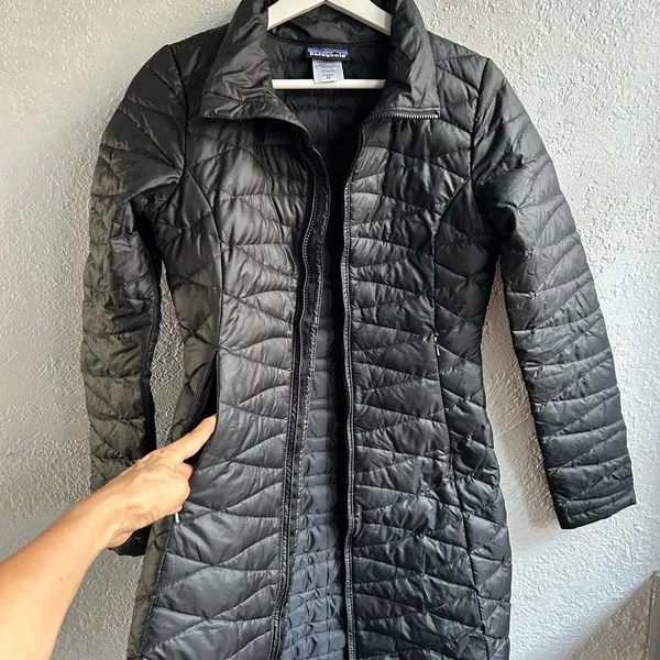 Patagonia Women's Black Puffer Coat - Image 6