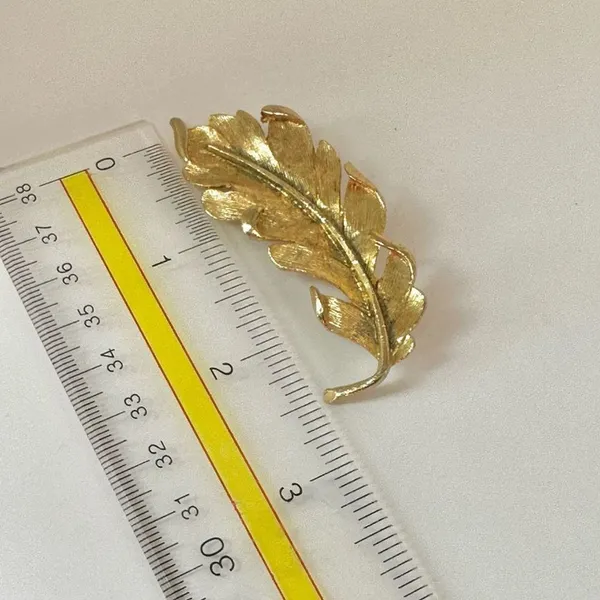 Gold tone vintage leaf brooch Gold - Image 4