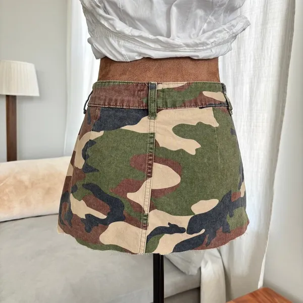Urban Outfitters BDG Women's Green Camo Denim Mini Skirt Raw Hem Size Small - Image 2