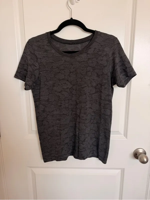 Lululemon Breeze By Short Sleeve Size 8 - Image 2