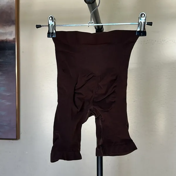 SKIMS SEAMLESS SCULPT MID THIGH‎ SHORT size M cocoa - Image 4
