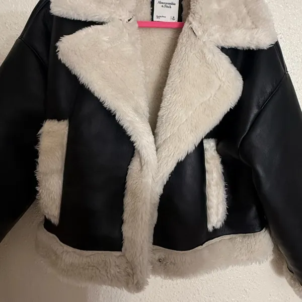 Abercrombie & Fitch Cropped Vegan Leather Sherpa Jacket size M oversized fit - Image 4