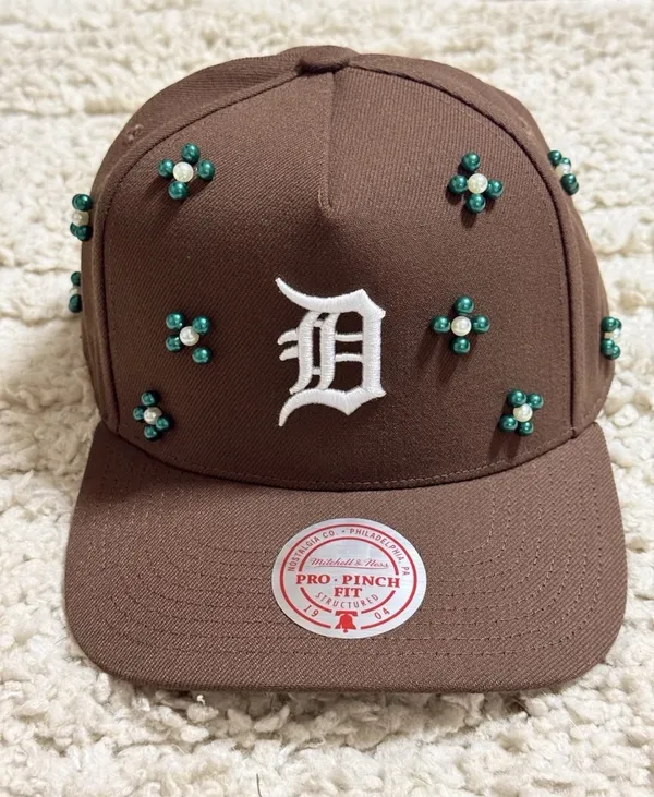 Men’s Mitchell & Ness Detroit Tigers Beaded Pro Pinch Snapback Hat - Image 2
