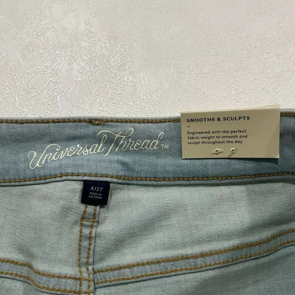 Universal Threads High Rise Button Fly Denim Shorts Size 4 Light Wash - Image 4