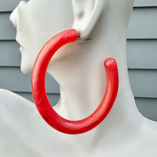 Large pink lucite hoop earrings - Image 2