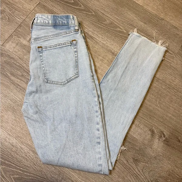 •Abercrombie & Fitch• The Skinny High Rise Jeans - Image 2