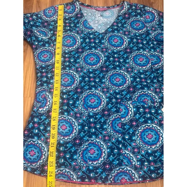 Vera Bradley scrub top in a Navy Medallion print Size XS - Image 5