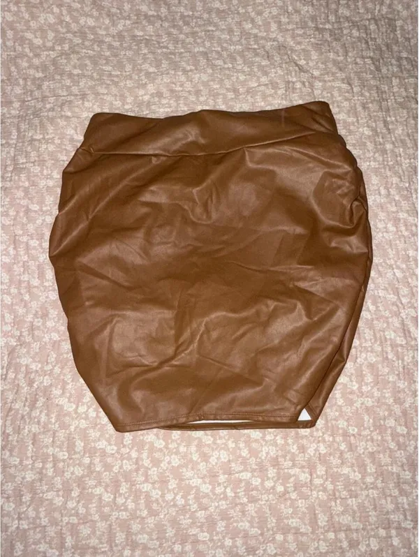 Halara High Waisted Tummy Control Ruched Curved Hem 2-in-1 Fleece skort - Image 3