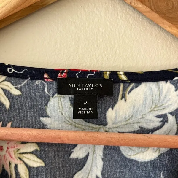 Ann Taylor Sz M Blue Navy Pullover V Neck Blouse Floral Stretch Bow Tie Cuff - Image 2