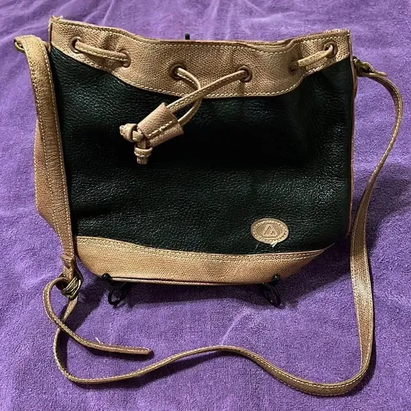 Liz Claiborne black and tan leather crossbody handbag in GUC - Image 2