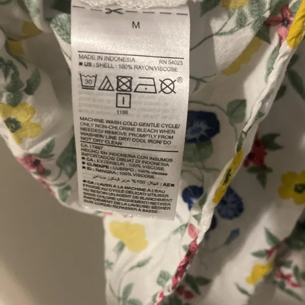 Old Navy Women’s Size Medium Floral Short Sleeve Top - Image 4