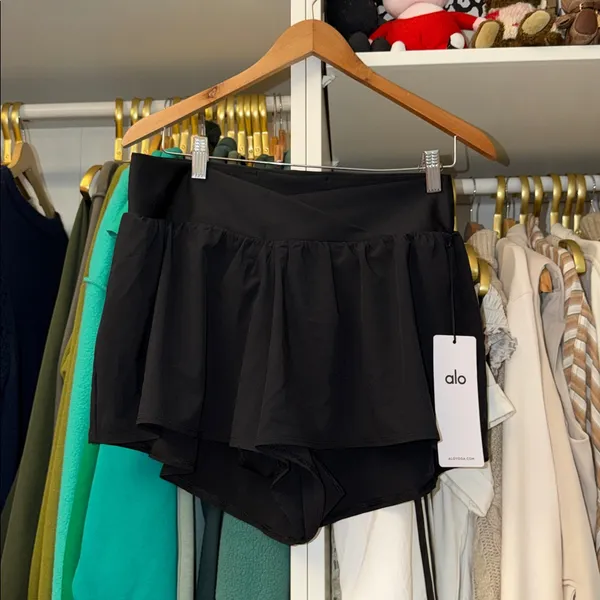 Alo yoga V-Cute Running Short black - Image 6