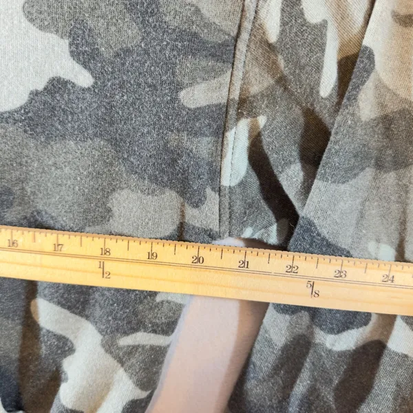 560 | Aero‎ Camo Cropped Zip Hoodie Womens Medium Grey Fleece Y2K Athleisure - Image 3