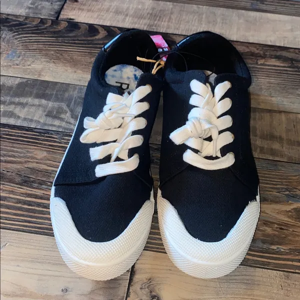 Roxy black and white canvas shoe size 8 - Image 2