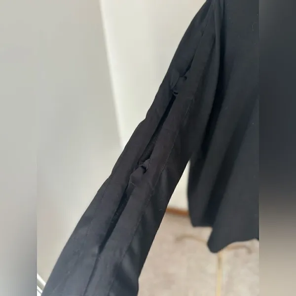 Pleione black top with cutout arm detail L - Image 5