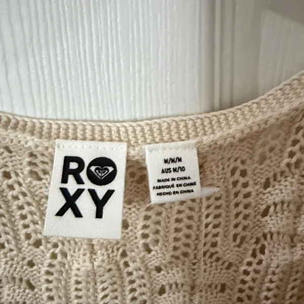 NWT Roxy Beige Crochet Crop Top MEDIUM - Image 2