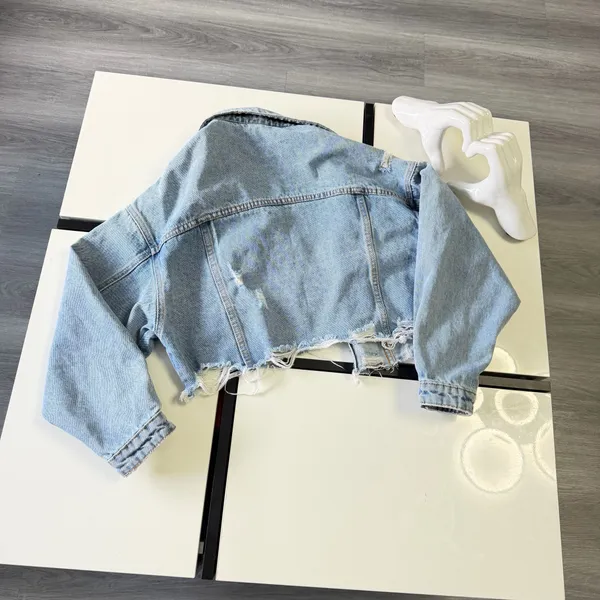 Meghan LA Women’s Cropped Distressed Denim Jacket – Size M 💙✨ - Image 10