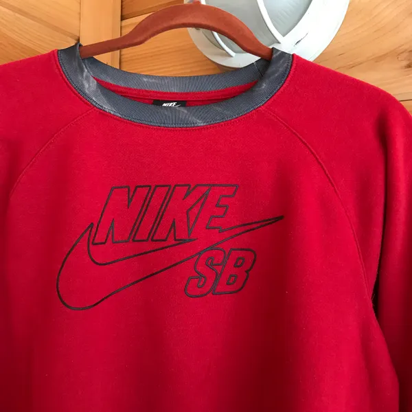 Nike ESSENTIAL RED/BLACK  GRAPHIC SWEATSHIRT PULLOVER - Image 2