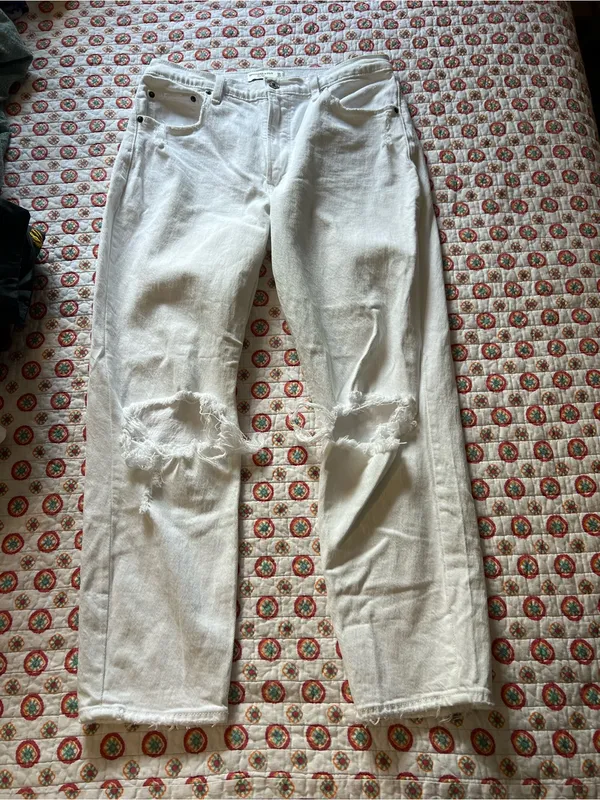 EUC Abercrombie & Fitch Mom High Rise White Jeans size 30/10 - Image 3