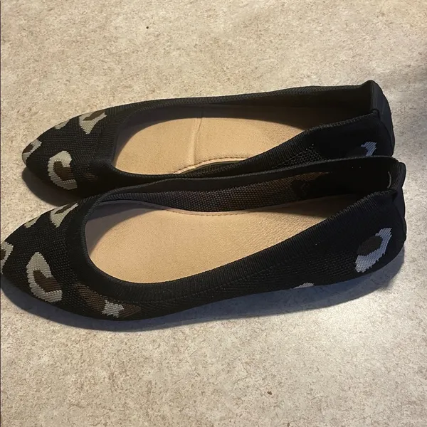 Elegant Black and Brown Women's Flats - Image 4