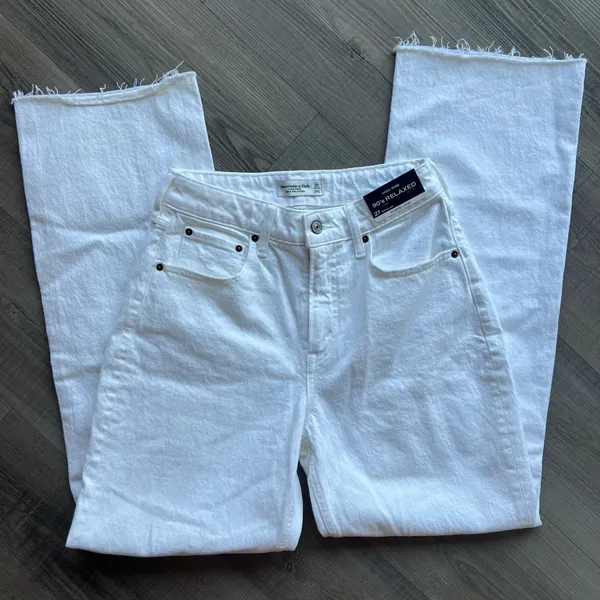 Abercrombie Curve Love High Rise 90s Relaxed Jean in White Destroy - Image 4