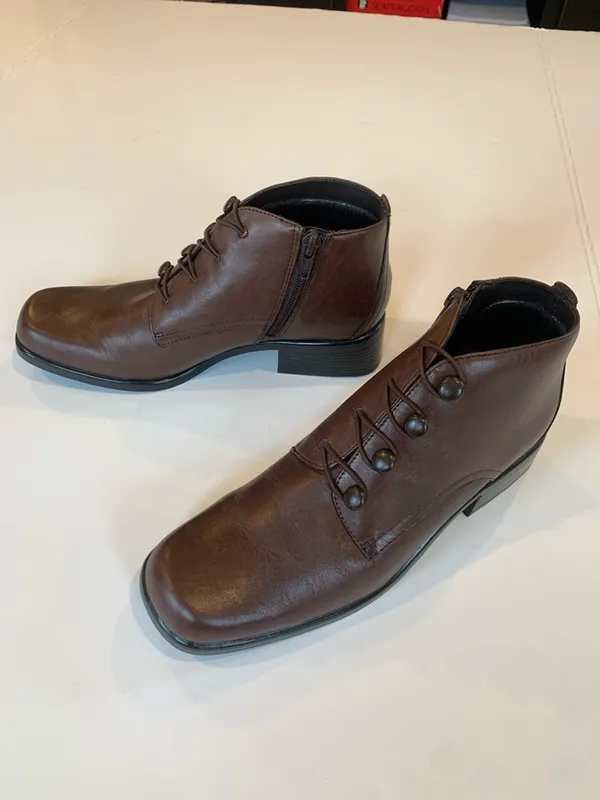 Liz Baker Women’s Size 8 Brown Leather Ankle Boots with Button and Side Zipper - Image 3