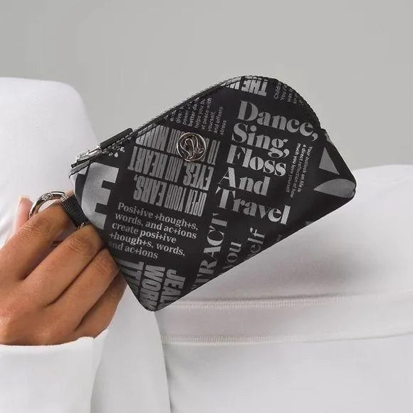Lululemon Clippable Card Pouch Manifesto Print black / gray - Image 2