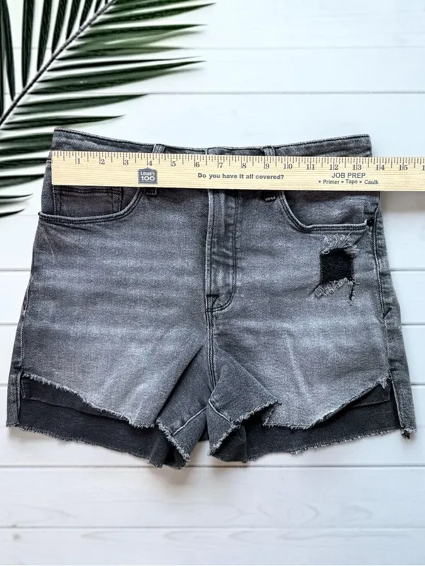 Good American Good Curve Distressed Denim Shorts Gray Wash Size 6 / 28 - Baddie - Image 4