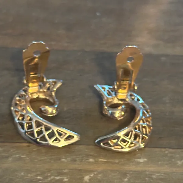 Vintage swirly filigree crescent clip on earrings - Image 4