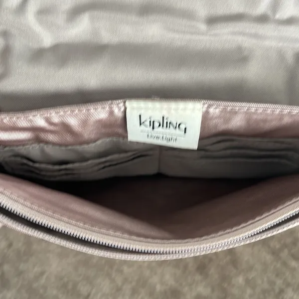 Kipling crossbody purse. Adjustable strap. Flap over closure w/ snap. Light pink - Image 7