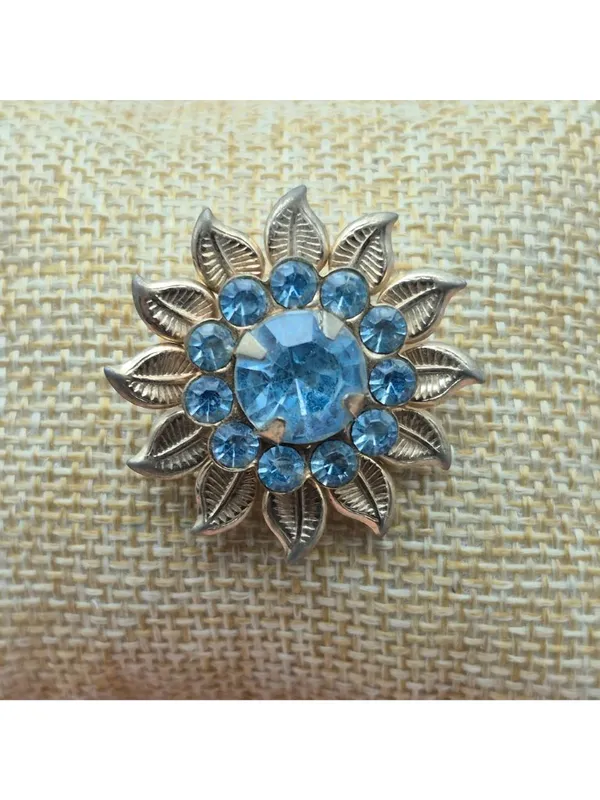 Vintage Blue Rhinestone Flower Brooch Gold Tone Leaf Floral Pin Unsigned 1.25” - Image 4