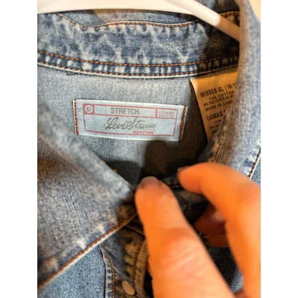Levi Strauss Signature Button Up Shirt Women's Size XL Blue Denim Long Sleeves - Image 3