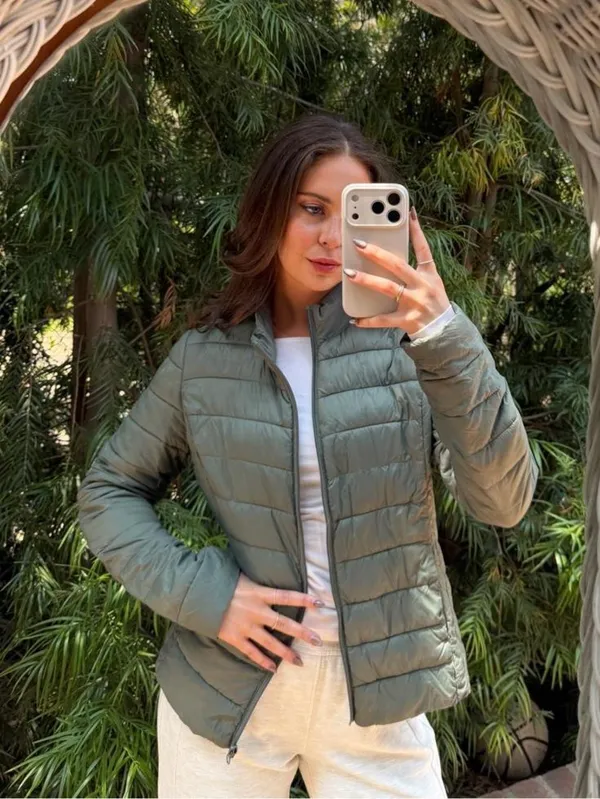 Olive green ultra light puffer jacket with zipper pockets sz M women #puffer #winterwear #outdoors - Image 3