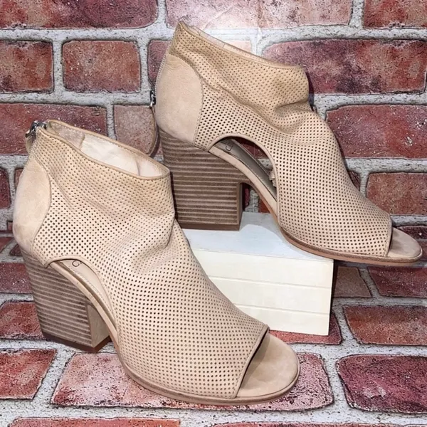Pre-Owned Vince Camuto Bevina Beige Cutout Heeled Ankle Bootie Leather Sz 7.5M - Image 3