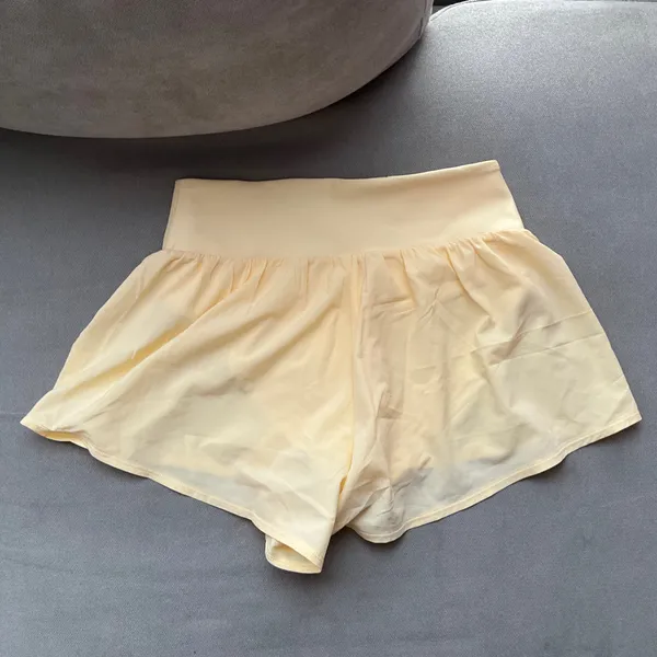 Alo Yoga V-Cute Running Short Candlelight Yellow XXS - Image 5