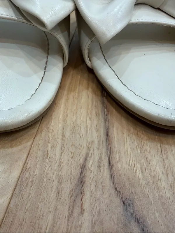 Beige bow sandals sz 10 flip flop flats - Image 2