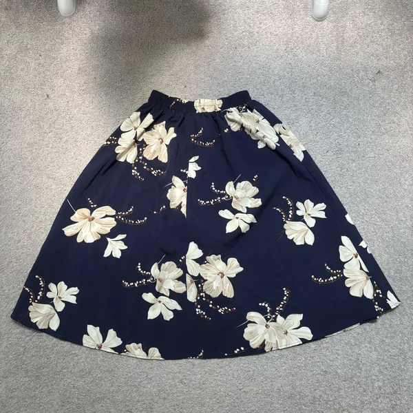 SHEIN Navy and Cream Floral Midi Skirt with Button Accents - Image 8