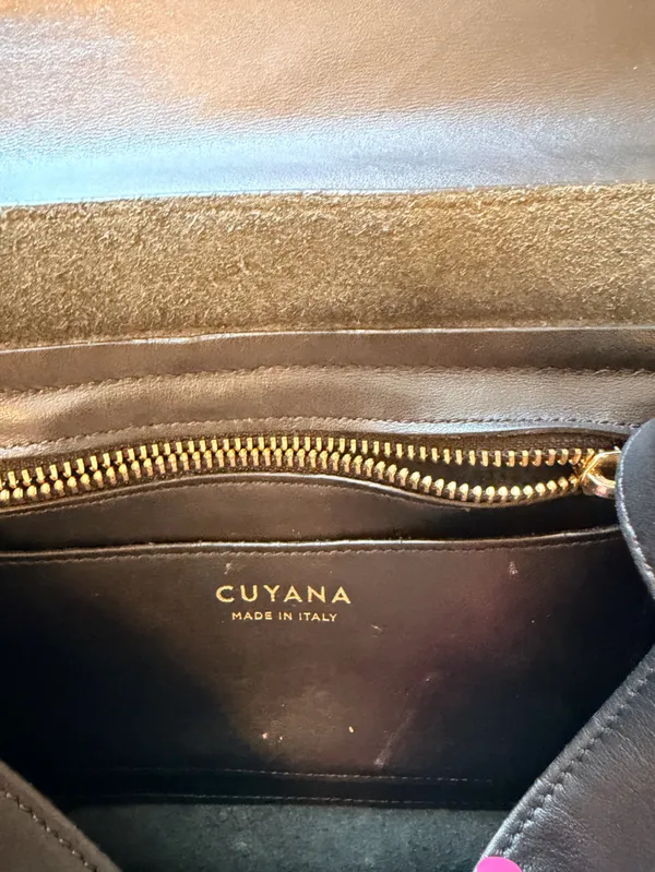 Cuyana mini saddle crossbody Bag , black leather, minimalist look - Image 2