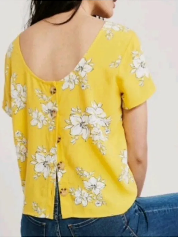 Abercrombie‎ & Fitch Yellow Floral Short-Sleeve Top Button Accent Size XS - Image 2