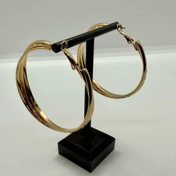 Daisy‎ Fuentes Textured Solid Gold Tone Hoop Earrings - Image 4