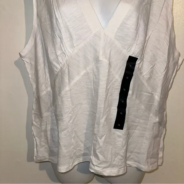 Banana Republic Short sleeve v neck cotton blend t-shirt in white size X-large - Image 8